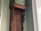 une horloge accrochée au mur dans un coin de la pièce