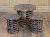 quatre tabourets et une table posés sur un plancher en bois