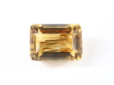une pierre de saphir jaune sur fond blanc