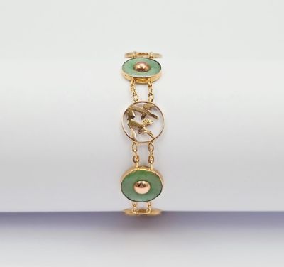 un gros plan d'un bracelet posé sur une serviette blanche