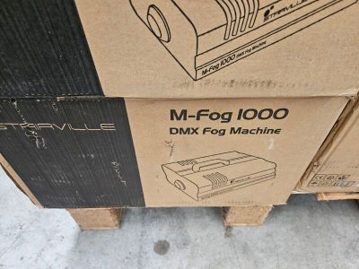 une boîte en carton avec l'image d'une machine à l'intérieur