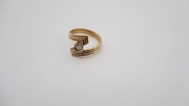 Bague en or jaune et blanc 18 carats 750 millièmes ornée d'un dia...