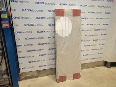 une photo d'un morceau de carton posé devant un mur