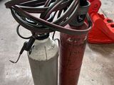 deux extincteurs posés par terre à côté d'une borne d'incendie