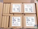 six cartons contenant des produits HP, posés par terre