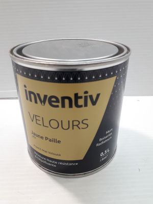 une photo d'un pot de peinture posé sur une table