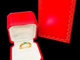 une image représentant une boîte rouge contenant une bague