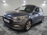 la voiture grise est garée dans le garage sur le sol en damier