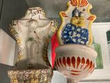 une étagère en verre sur laquelle sont posés quelques vases
