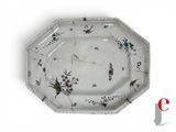 une assiette blanche ornée d'un motif représentant un oiseau et une fleur