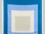 un carré bleu et blanc avec un carré blanc au milieu