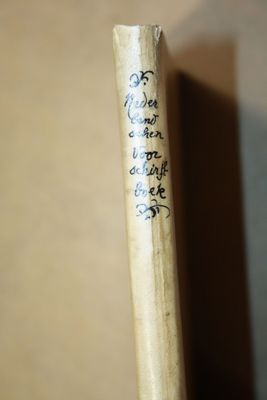 une batte de baseball sur laquelle est inscrit quelque chose, posée sur une table