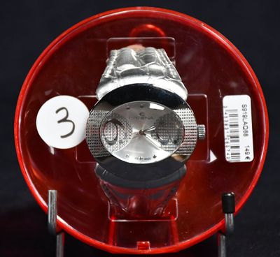 une montre dans un écrin rouge sur fond noir