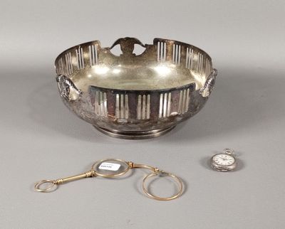 un bol en argent orné d'un oiseau, à côté d'autres objets
