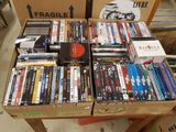 de nombreux DVD empilés les uns sur les autres sur une table