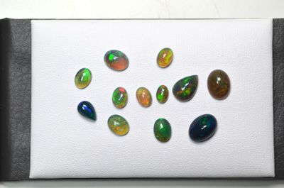Un lot de 10,06 cts d'opales cabochons vertes et bleues, trè…