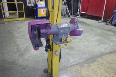 une machine violette qui se trouve dans un entrepôt