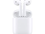 un apple airpods avec étui de chargement sur fond blanc