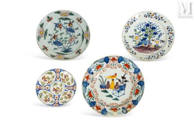 quatre assiettes présentant différents motifs et dessins sur un fond blanc