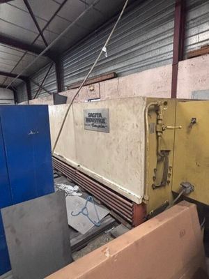 une machine qui se trouve à l'intérieur d'un bâtiment