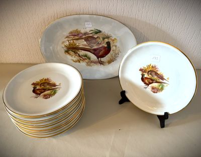 une pile d'assiettes sur lesquelles est représenté un oiseau