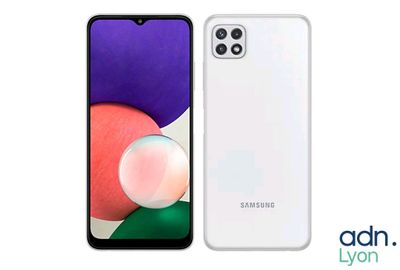 un Samsung Galaxy A9 blanc sur lequel repose un doigt