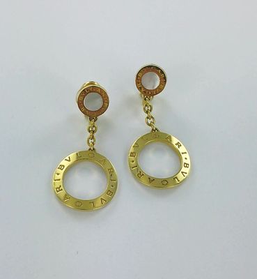 Ces boucles d'oreilles sont en métal plaqué or et présentent un motif circulaire.