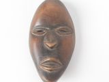 une image d'un masque en bois sur fond blanc