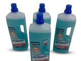 trois flacons de gel hydroalcoolique sur fond blanc