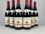 six bouteilles de vin rouge alignées