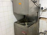 une photo d'une cuisine professionnelle équipée d'une grande friteuse