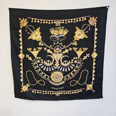 une image représentant une tenture murale ornée d'un motif noir et or