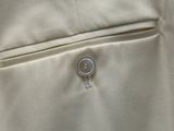 un bouton fixé à l'arrière d'une veste