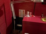 une petite pièce avec un lit et un bureau