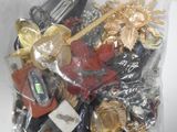 un sac rempli d'objets divers posé sur une table