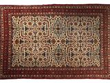 un tapis persan antique avec un motif floral sur fond blanc