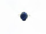Gros plan sur une bague ornée d'une pierre bleue