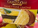 une boîte de gâteaux posée sur une table à côté d'une boîte de biscuits