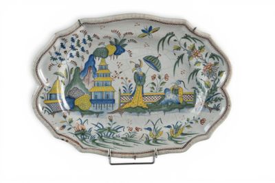 une assiette avec l'image d'une femme et d'un oiseau