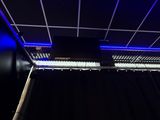 un gros plan sur une lumière bleue au plafond d'une pièce
