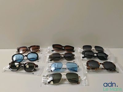 Plusieurs paires de lunettes de soleil sont posées les unes à côté des autres sur une table.