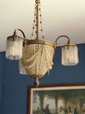un lustre suspendu au plafond d'une pièce