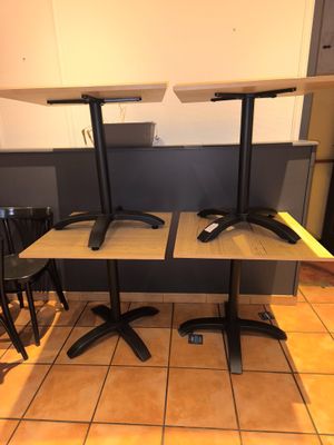 deux tables et deux chaises dans la cuisine