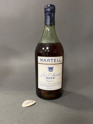 une bouteille de vin à côté d'une bouteille de vin