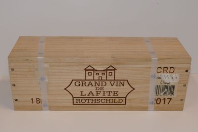 une caisse en bois sur laquelle est apposée une étiquette portant l'inscription « Grand Vin de Lafite Rothschild »