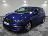 une voiture bleue est garée dans une pièce au sol à carreaux