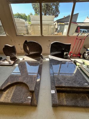 deux chaises et une table dans une pièce avec beaucoup de fenêtres