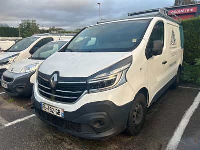 deux camionnettes blanches garées l'une à côté de l'autre dans un parking