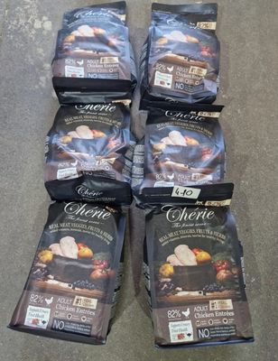 six sachets de chocolat posés les uns à côté des autres sur le sol
