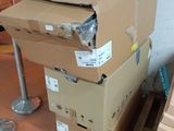 boîtes empilées les unes sur les autres sur une palette dans un entrepôt
